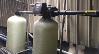 裕器工業｜汽車保桿射出成型冷卻專用軟水系統（防止冷卻管路硬水結垢阻塞）